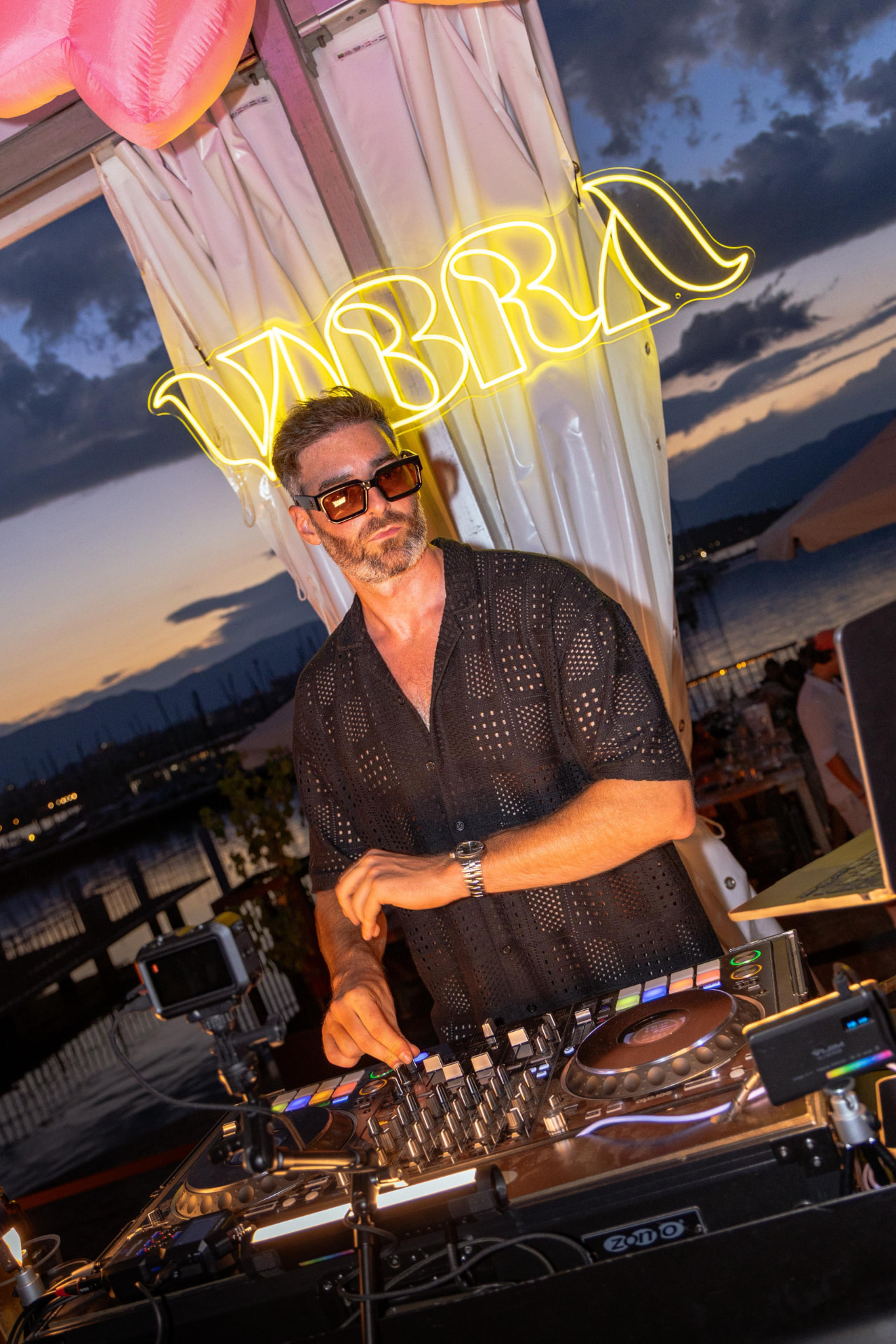 DJ VIBRA au coucher du soleil face au lac